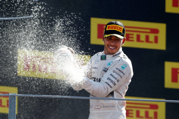 Hamilton zdobywa przewag, pech Rosberga