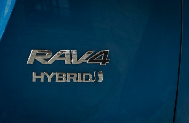 Toyota RAV4 z napdem hybrydowym w polskich salonach