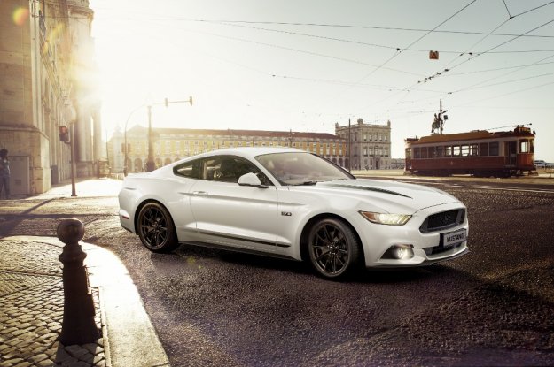 Ford z dwiema specjalnymi wersjami Mustanga
