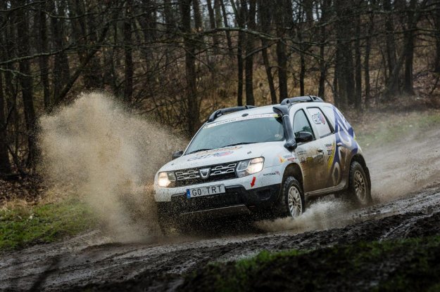 Deszczowy start Dacia Duster Elf Cup