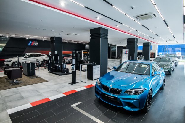 BMW M ronie w si  i otwiera nowe ekskluzywne salony