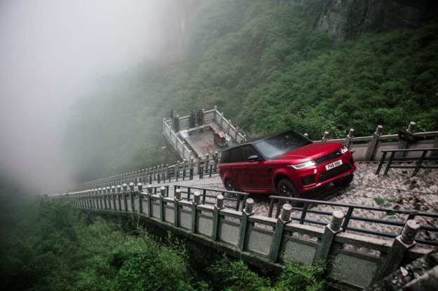 Range Rover PHEV przekroczy wrota Nieba