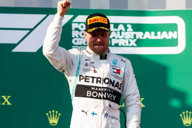 Fin Valtteri Bottas wygrywa pierwszy wycig F1