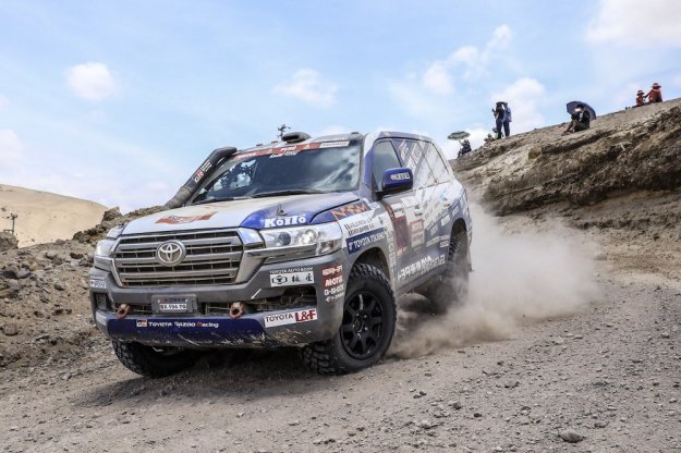 Toyota przygotowuje Land Crusiera do Rajdu Dakar