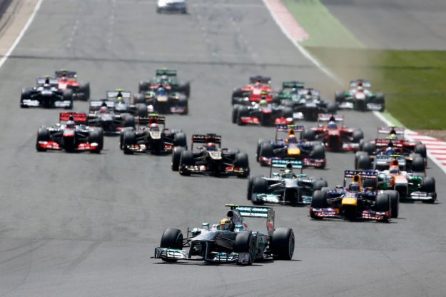 F1 Silverstone - bitwa o Angli, z pkajcymi oponami w tle