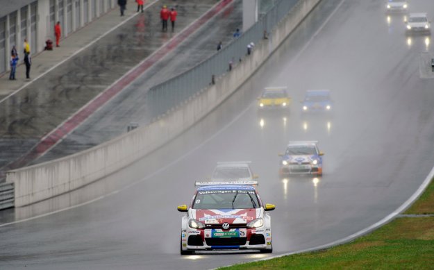 Deszczowy tor Red Bull Ring na rk prowadzcemu Lisowskiemu